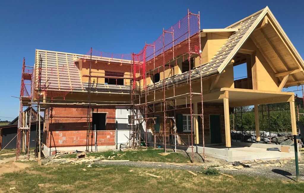 Aufstockung Wohnhaus in Holzriegelbauweise mit Satteldach und Schleppgauben
