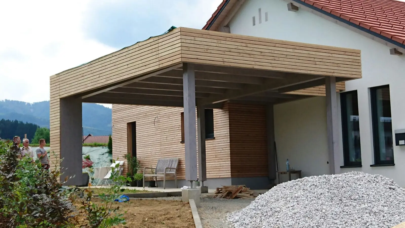 Carport mit Rautenschalung und Pultdach