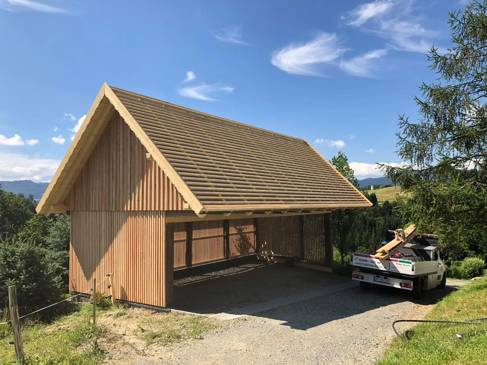 Carport, teilweise aus Altholz, Verschalung mit heim. Lärche