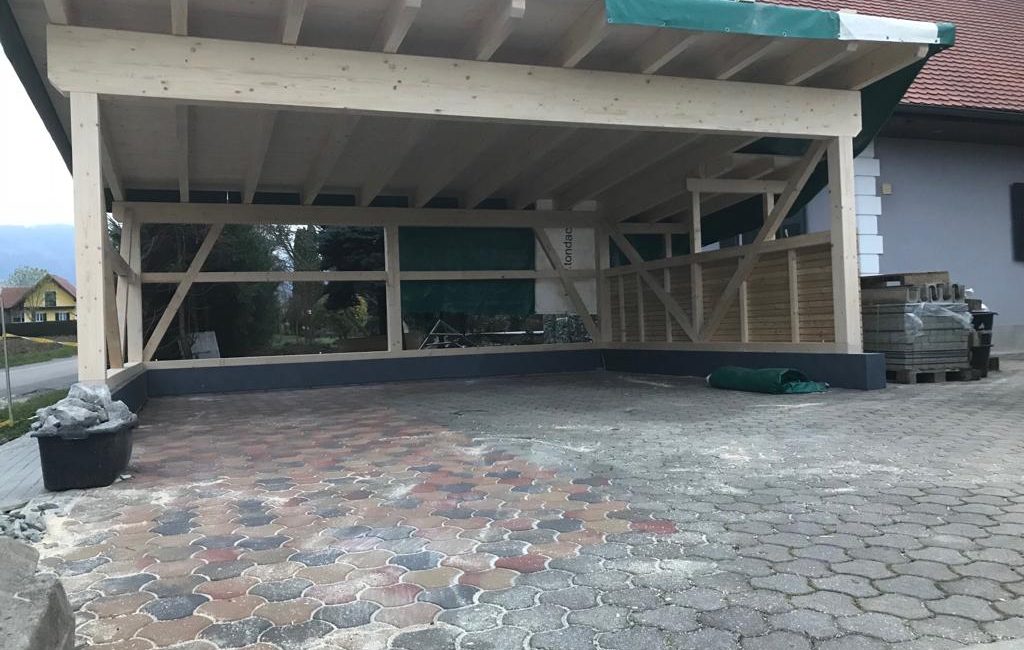Doppelcarport mit seitlicher Rhombusschalung