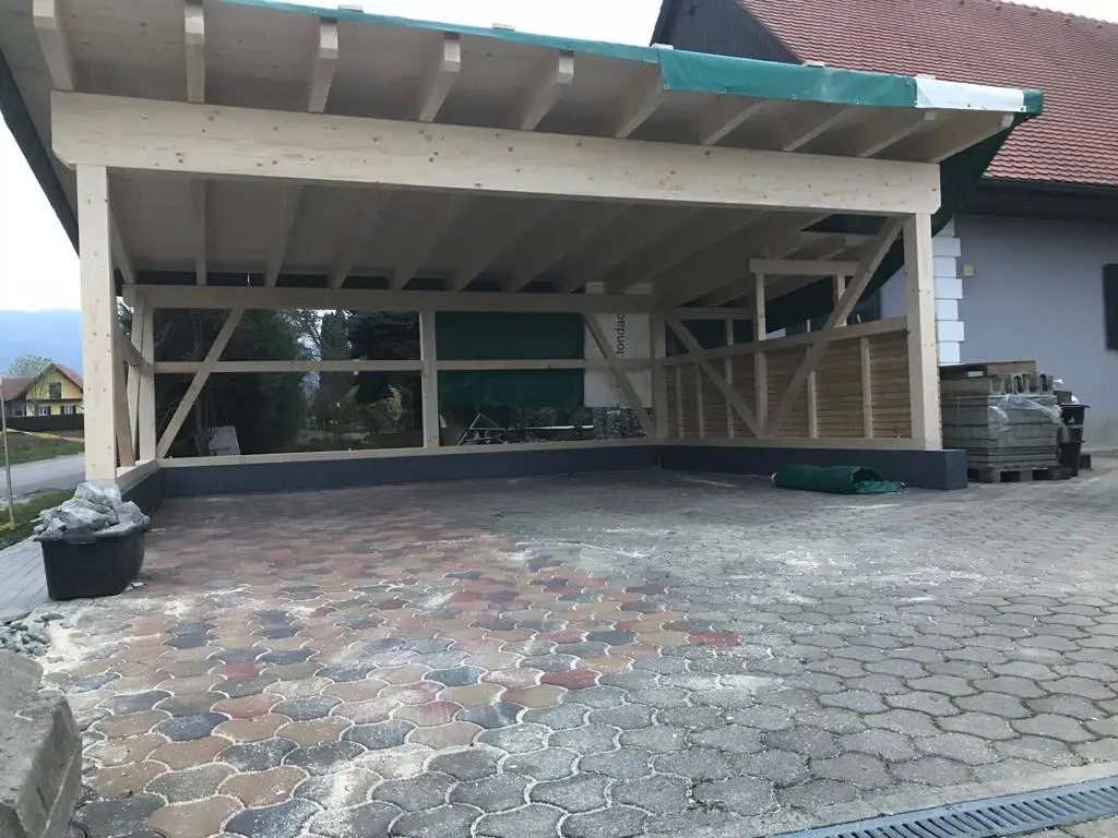 Doppelcarport mit seitlicher Rhombusschalung