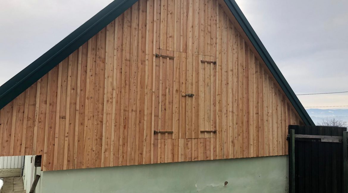 Giebel Deckleistenschalung in Lärche sägerau