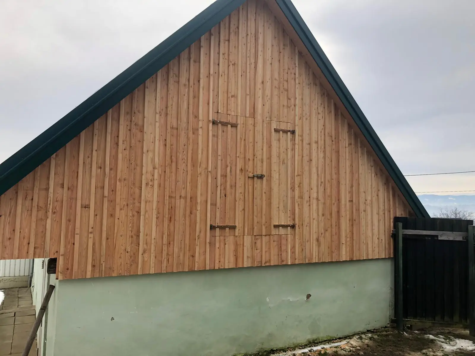Giebel Deckleistenschalung in Lärche sägerau
