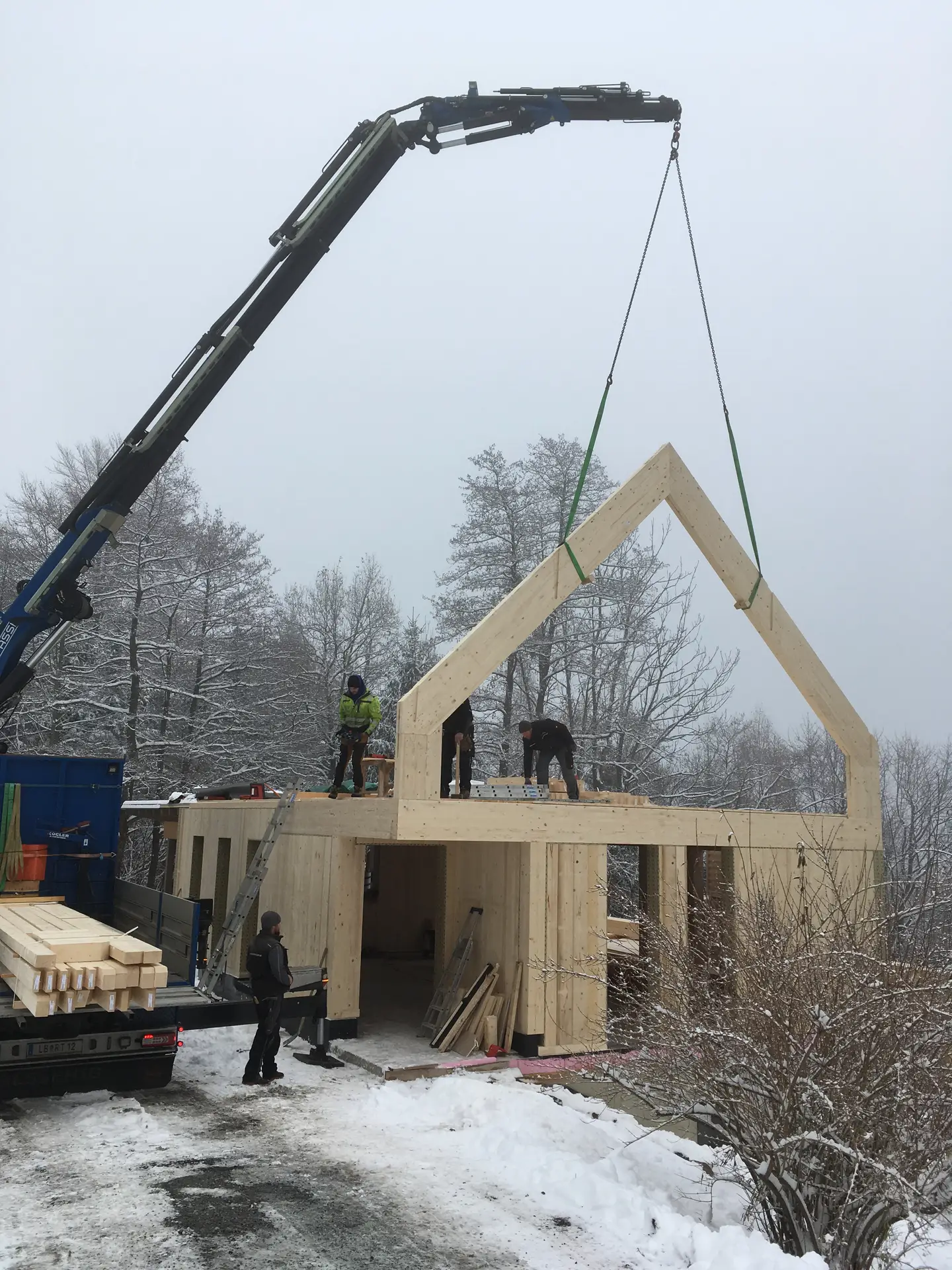 Montage von Massivholzwänden und Herstellen eines biegesteifen Rahmens für Giebelverglasung