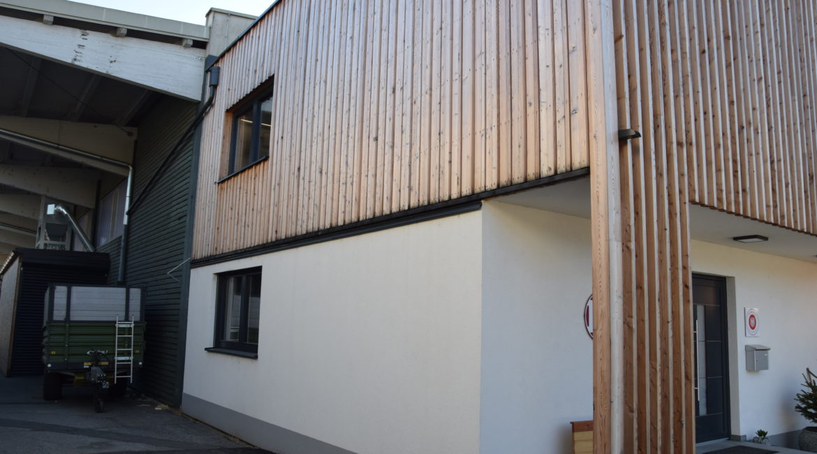 Senkrechte offene Holzfassade