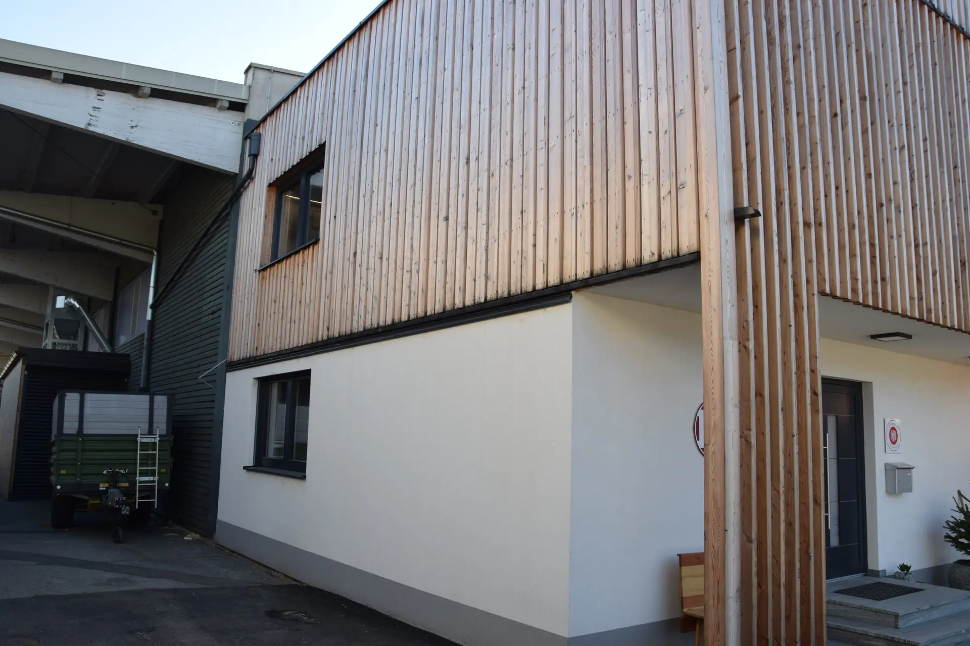 senkrechte offene Holzfassade