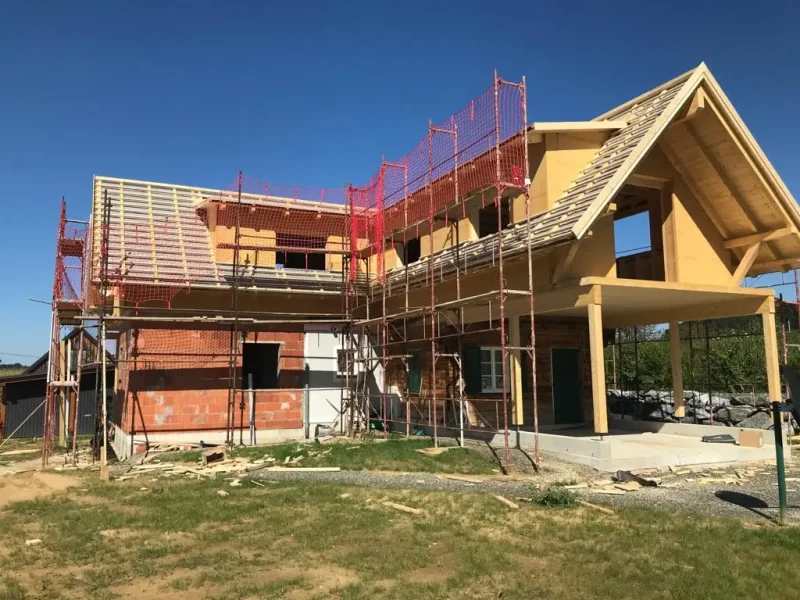 Aufstockung Wohnhaus in Holzriegelbauweise mit Satteldach und Schleppgauben