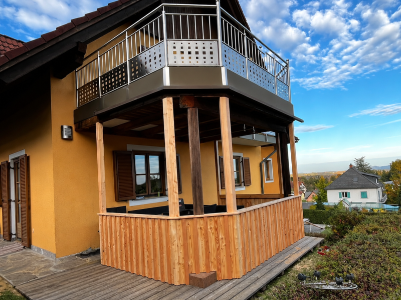 Suburbanes Haus mit Balkon und Holzterrasse