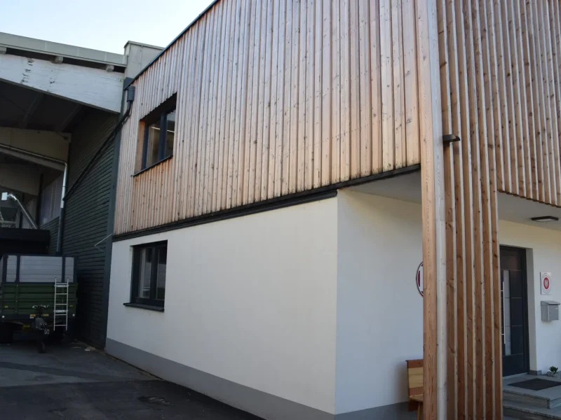 senkrechte offene Holzfassade
